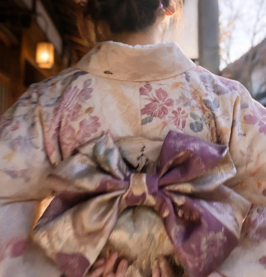 藤色の帯を結んだ後ろ姿